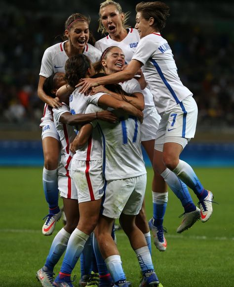 The U.S. women celebrate after Carli Lloyd's game-winning goal vs. France, Aug. 6, 2016. (Eugenio Savio/AP) Goal Celebration Football, Sport Celebration, Soccer Celebrations, Football Team Photos, Reaction Photo, Team Photoshoot, Female Football Player, Soccer Goals, Women Soccer