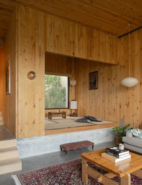 This Passive House By Ewart Leaf Feels Like A Japanese Cabin Japanese Cabin, Japanese Home Interior, Kaufmann House, Green Mosaic Tiles, Ikea Coffee Table, Traditional Japanese Architecture, California Bungalow, Japanese Home, Internal Courtyard