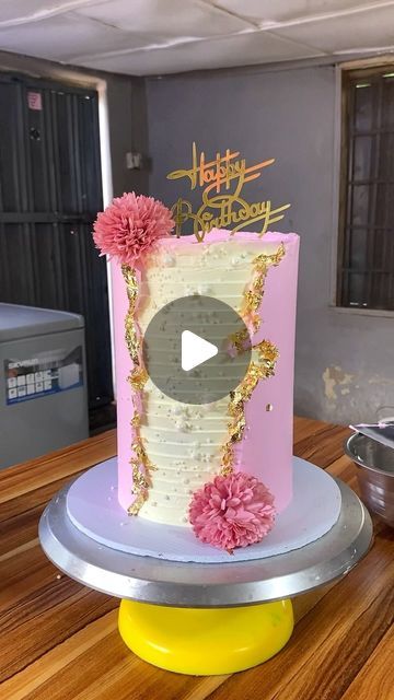 Vertical Cake Design, How To Do A Fault Line Cake, Two Tone Cake Decorating, Whipped Cream Cake Design Ideas, Whipped Cream Cake Design, Fault Line Cake Design, Yellow Cakes Decoration, Fault Line Cakes, Whipped Cream Icing