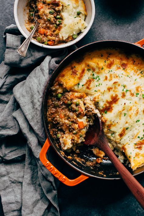 Shepherds Pie Recipe Healthy, Shepards Pie Recipe, Cheddar Mashed Potatoes, Easy Shepherds Pie, Irish Cheddar, Cheesy Mashed Potatoes, Shepherds Pie Recipe, Dutch Oven Recipes, Shepherd's Pie