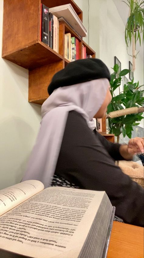 #hijabi #book #catcafe #beret #카�페 #black #outfit #aesthetic #noface Black Beret Outfit Aesthetic, Beret With Hijab, Beret Hijab, French Hat Outfit, Black Outfit Aesthetic, Beret Outfit, Scarf Aesthetic, Teacher Aesthetic, French Hat