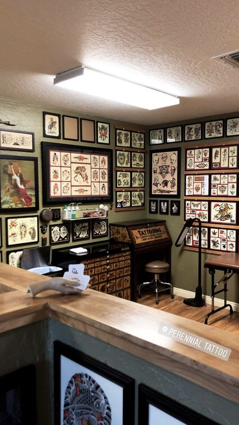 Tattoo Booth Decor Ideas, Boho Tattoo Studio, Tattoo Shops Interior Design, Tattooer Aesthetic, Small Tattoo Shop Interior, Aesthetic Tattoo Shop, Small Tattoo Studio Ideas, Tattoo Parlor Aesthetic, Small Tattoo Studio