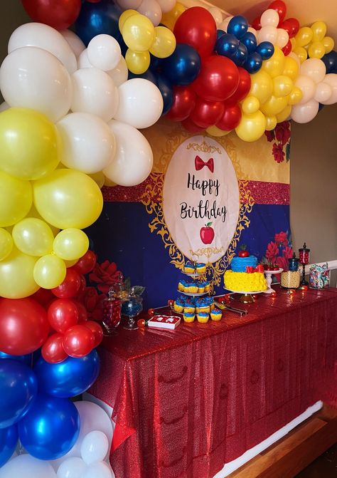 Diy Snow White Birthday Decorations, Colombia Birthday Party, Snow White Balloon Arch, Snow White Decorations Party, Snow White 1st Birthday Party Ideas, Baby Snow White Birthday Party, Snow White Birthday Theme, Snow White Birthday Party Cake, Snowwhite Birthday Cake