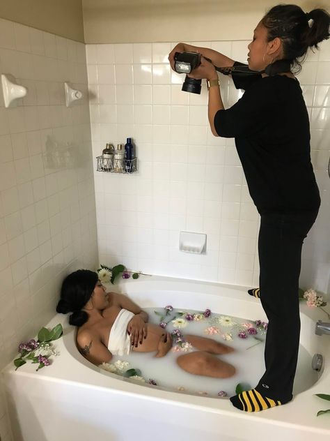 Bath Maternity Shoot, Diy Milk Bath, Home Maternity Photography, Diy Maternity Photos, Milk Bath Photos, Baby Bump Photoshoot, Milk Bath Maternity, Maternity Photography Poses Outdoors, Milk Bath Photography