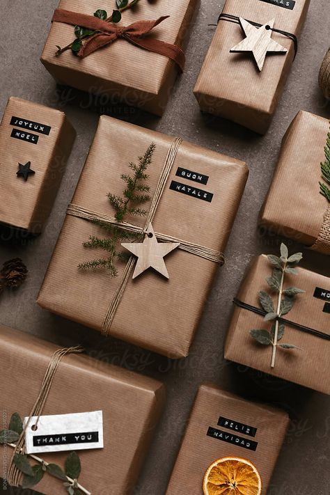 Christmas Decor Diy Gifts, Rustic Christmas Present Wrapping, How To Tie Twine On Presents, Christmas Present Packaging, Rustic Christmas Wrapping, Kraft Paper Christmas Wrapping, Christmas Gifts Packaging, Christmas Packaging Ideas, New Year Gift Ideas