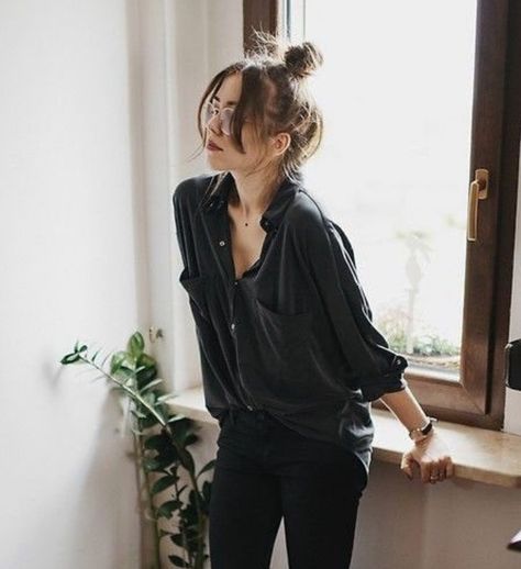 Academia Hairstyle, Black Shirt Outfits, Minimalist Moda, Minimalist Fashion Women, Chic Summer Outfits, Street Style Edgy, Street Style Trends, Urban Outfits, Street Style Looks