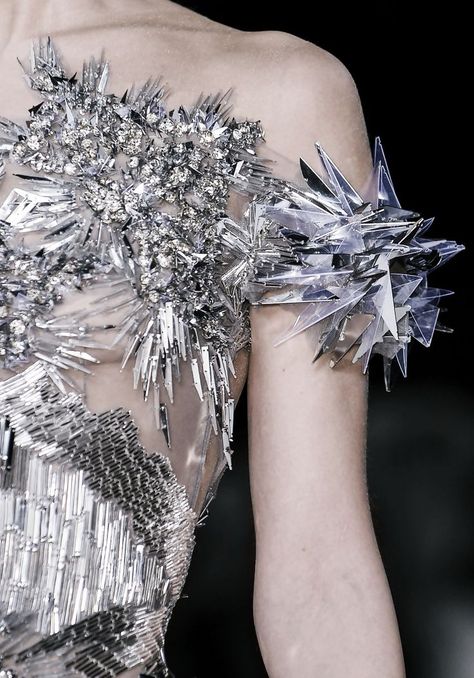 crystal inspired fashion | Found on theoneleggedsnake.tumblr.com Detail Couture, Valentin Yudashkin, Crystal Dress, Couture Mode, Futuristic Fashion, Avant Garde Fashion, Ice Queen, Future Fashion, Mode Inspiration