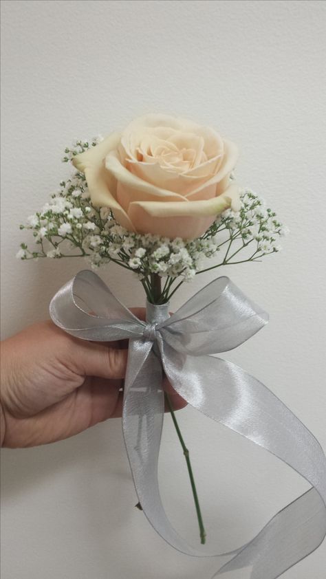 Simple One Flower Bouquet, One Rose Bridesmaid Bouquet, Small Bouquet Wedding Bridesmaids, Small Single Flower Bouquet, Single Flower For Bridesmaids, Bouket Flowers Wedding Ideas, 1 Flower Bouquet Bridesmaid, Simple Single Flower Bouquet, One Single Rose Bouquet