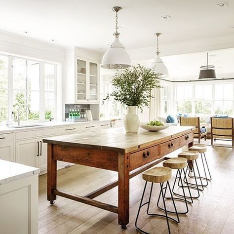 White kitchen with rustic timber island and lots of natural light Island With Stools, Rustic Kitchen Island, Farmhouse Kitchen Island, Kitchen Glass, Casa Country, Rustic Kitchen Design, Classic Kitchen, Farmhouse Style Kitchen, Kitchen Trends