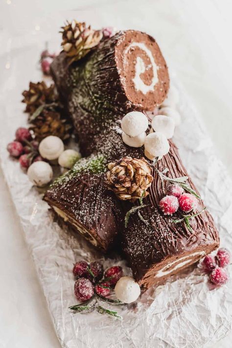 Completed Buche de Noel yule log cake with decorations on foil. Yule Log Recipe, Christmas Yule Log, Chocolate Yule Log, Jul Mad, Yule Log Cake, Korean Dessert, Cakes To Make, Cake Roll Recipes, Chocolate Sponge Cake