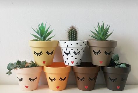 Faces On Pots Terra Cotta, Plant Pot Faces Diy, Paint Planters Pots, Plant Pot With Face, Plant Pots With Faces, Diy Painted Clay Pots, Painting Ideas On Plant Pots, Diy Flower Pots Painted, Diy Small Plant Pots