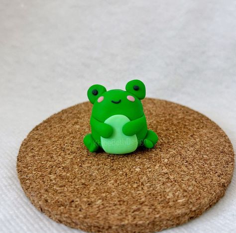 Beginner’s Guide to Making Custom Clay Magnets Clay Inspo Animals, Group Clay Projects, Frog Made Out Of Clay, What To Make With Oven Bake Clay, Cute Small Things To Make With Clay, Frog From Clay, Cute Mini Clay Figures, Things To Make With Sculpey Clay, East Clay Sculptures