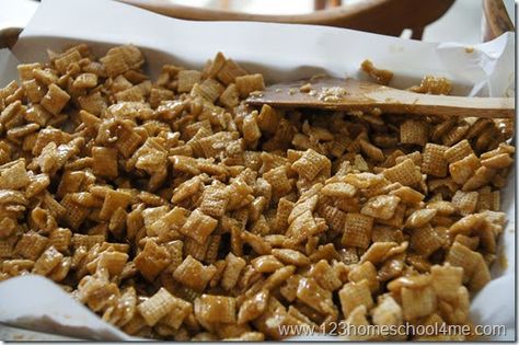 cooked carmel snack mix Carmel Chex Mix Recipe, Caramel Chex Mix, Caramel Chex, Check Mix, Chex Mix Recipe, Gf Sweets, Dessert Snacks, Popcorn Treats, Cereal Snacks