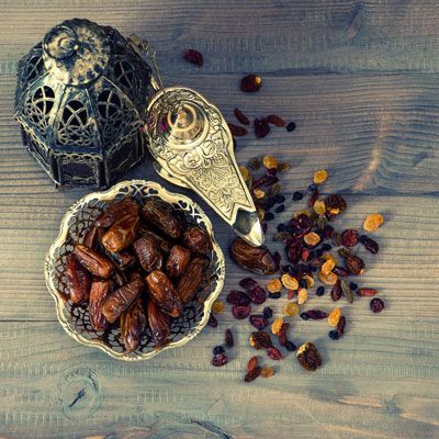 From suhoor and iftar to feasting at Eid, food journalist Mars Elkins-El Brogy shares what you need to know about fasting and mealtimes during the month of Ramadan. Ramzan Eid, Eid Food, About Ramadan, Popular Side Dishes, Month Of Ramadan, Food Donation, Homemade Muesli, Fava Beans, Honey Syrup