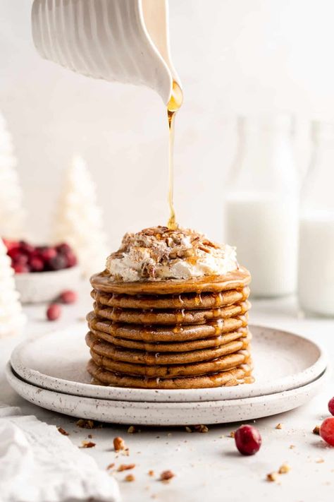 Say hello to the perfect plant-based Christmas breakfast! These gingerbread pancakes are soft, pillowy, and full of holiday flavor—plus, your house will smell like ginger and spices while they cook. Whip them up in minutes! Gingerbread Pancakes Recipe, Christmas Pancakes, Gingerbread Pancakes, Nutritional Breakfast, Vegan Gingerbread, Sweet Potato Pancakes, Xmas Treats, Breakfast Burrito, Cooking Sweet Potatoes