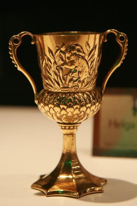 Helga Hufflepuff's Cup Definitely have to try and find a prop version of this Hufflepuff Cup, Hery Potter, Harry Potter Wiki, Hufflepuff Aesthetic, Harry Potter Wall, Hufflepuff Pride, Hufflepuff House, Buku Harry Potter, Harry Potter Hufflepuff