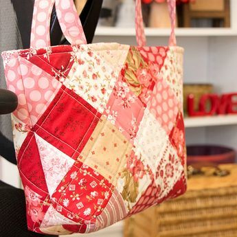 La Conner Tote Bag Tutorial Patchwork Tutorial, Tote Bag Tutorial, Tote Bags Sewing, Beginner Sewing Projects Easy, Quilted Tote Bags, Nine Patch, Leftover Fabric, Patchwork Bags, Fabric Baskets