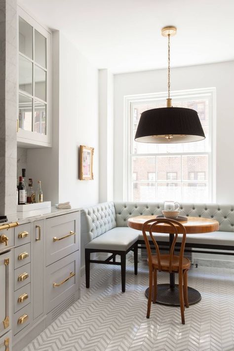 My top 10 favourite breakfast nooks.  From a small cosy corner to a large scale, family dining area - read further to see my top 10 favourite breakfast nooks. White Kitchen With Brass Hardware, Black And Brass Kitchen, Gray And White Kitchen, Design Blogs, Classic Kitchen, Banquette Seating, Gold Kitchen, Style Loft, Kitchen Nook