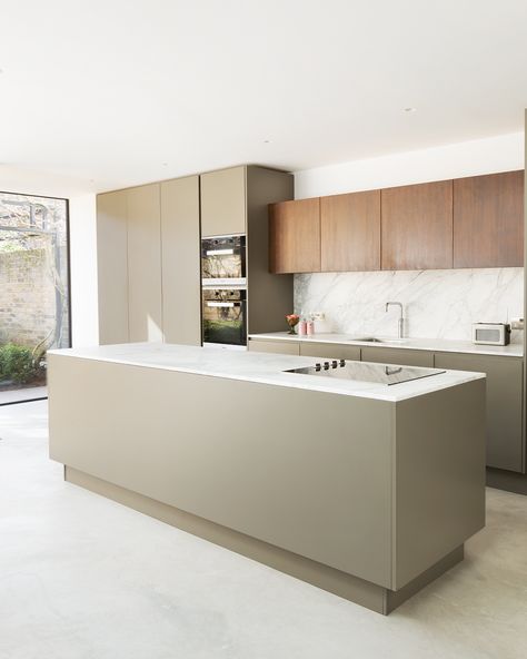 A kitchen that effortlessly blends natural beauty and contemporary design! This kitchen is a breathtaking symphony of soothing palettes of marble, rich walnut, and captivating olive-green cabinetry! #kitchendesign #marblelove #dreamkitchen https://www.solakitchens.com/outside-in/ Polished Concrete Floor Kitchen, Concrete Floor Kitchen, Kitchen Concrete Floor, Double Height Space, Floating Bench, Marble Floor Kitchen, Olive Green Kitchen, Polished Concrete Floor, Open Bathroom