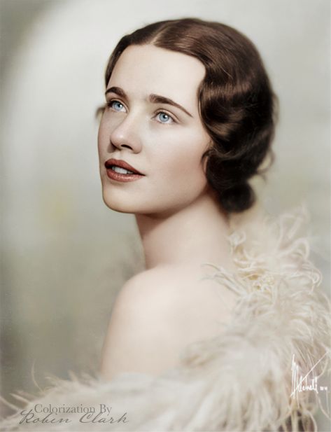 Jessica Tandy, High School Senior Pictures, Photo Restoration, Gibson Girl, Hollywood Legends, Hollywood Glamour, Vintage Hairstyles, Vintage Photographs, Vintage Beauty