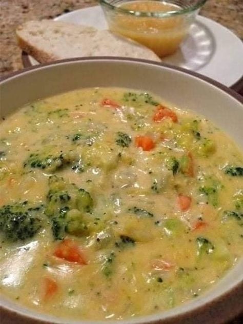 Emma Martin - Soupe Brocoli-Fromage Cuisinée en Mijoteuse... Broccoli And Cheese Soup, Slow Cooker Broccoli, Cheddar Potatoes, Crock Pot Potatoes, Broccoli Cheese Soup Recipes, Cheese Soup Recipes, Broccoli Soup, Broccoli Cheese Soup, Broccoli Cheddar Soup