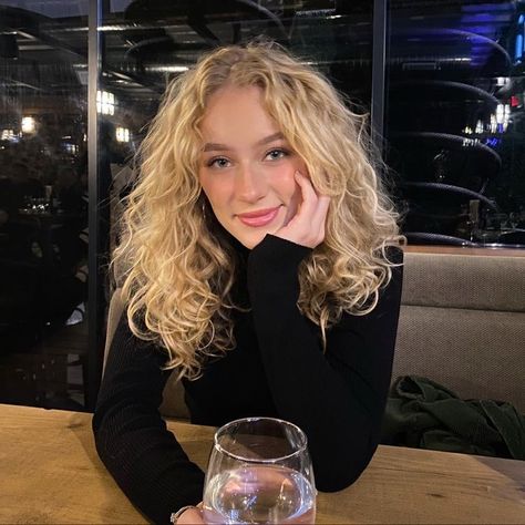 Blonde Makeup Looks Green Eyes, Bright Blonde Naturally Curly Hair, Blonde Frizzy Curly Hair, Blonde Curly Medium Length Hair, Platinum Blonde Wavy Hair, Curly Blond Hairstyles, Blonde Wavy Hair Medium, Bleached Wavy Hair, Blonde Short Hair Curly