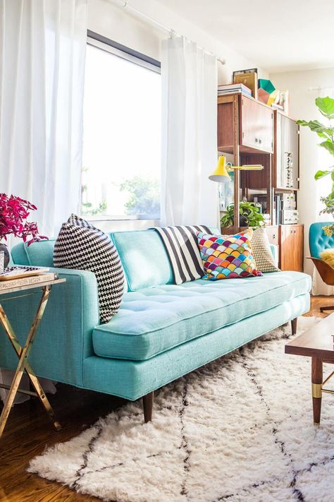 colorful interiors Couch Colors, Turquoise Sofa, Affordable Seating, Pretty Living Room, Blue Couch, Bright Living Room, Azul Tiffany, Casa Vintage, Types Of Sofas