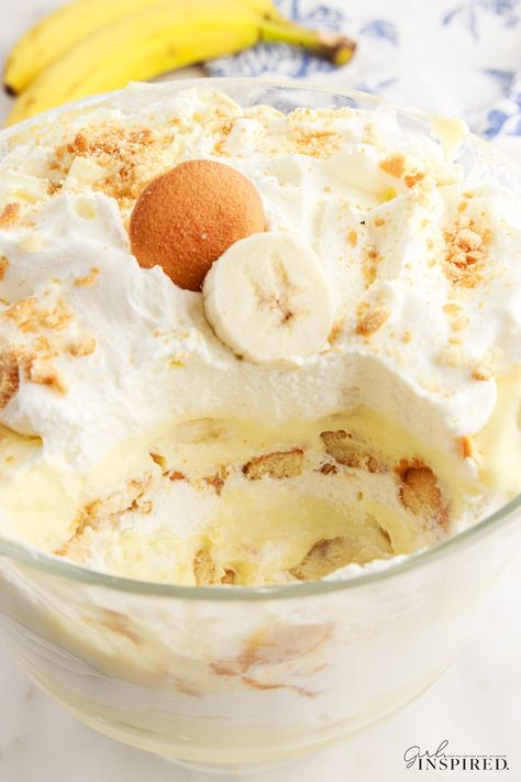 This no bake banana pudding trifle is filled with layers of bananas, fresh, sweet whipped cream, and layers of Nilla wafer cookies. Making it in a trifle dish adds a fun twist to the classic dessert and it's pretty to look at too! The best part is that it's made with 6 simple ingredients and only takes 20 minutes from start to finish. Banana Cream Pie Trifle, Banana Trifle With Vanilla Wafers, Banana Nilla Wafer Dessert, Banana Cream Trifle, Angel Food Trifle, Banana Creme Pie, Banana Trifle, Pudding Trifle, Banana Pudding Trifle