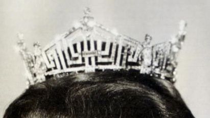 The Miss America older style crown. Pageant Crowns, Older Style, Diamond Tiara, Miss America, Older Fashion, Tiaras And Crowns, Tiara, Beautiful Jewelry, Knot