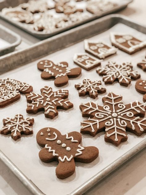 Easy Gingerbread Cookies, Best Gingerbread Cookies, Gingerbread Cookies Decorated, Ginger Bread Cookies Recipe, Kolaci I Torte, Gingerbread Recipe, Xmas Cookies, Sugar Cookies Recipe, Cookies Recipes Christmas