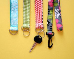 Super Easy Lanyard and Key Chain Wristlet Wristlet Tutorial, Key Holder Diy, Diy Lanyard, Scrap Fabric Projects, Costura Diy, Easy Wood, Leftover Fabric, Click Photo, Sewing Projects For Beginners