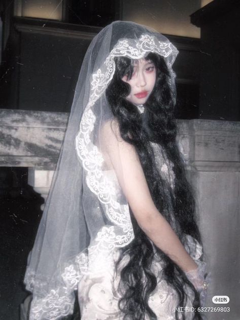 Veil Art Reference, Woman Holding Fan Reference, Black Veil Outfit Aesthetic, Gothic Poses Reference, Woman In Dress Pose Reference, Veil Photography Photo Ideas, Pose Reference Girly, Aesthetic Portrait Photography Vintage, Long Jellyfish Hair