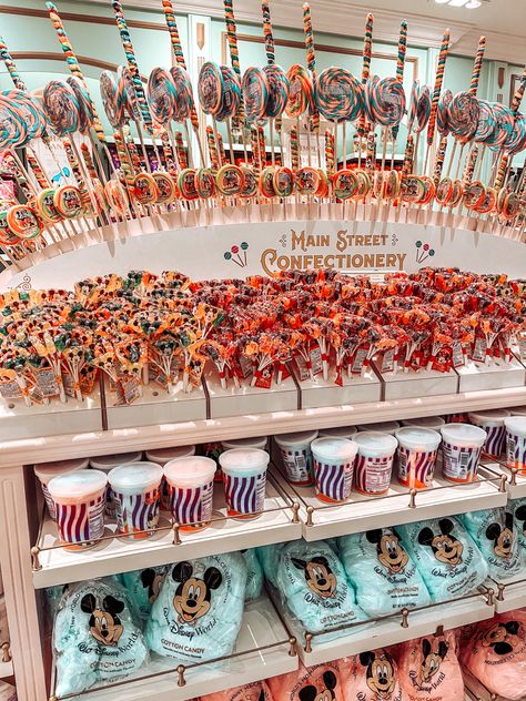 Disneyworld Main Street, Disney Confectionary, Disney Candy Table, Disney Paris Food, Disney Park Food, Disney World Treats, Disneyland Foods, Disney World Birthday, Disney Sweets