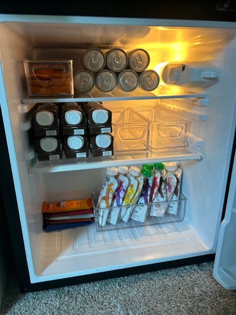 Small Fridge Organization Ideas Dorm, Gym Mini Fridge, Mini Fridge Drink Organization, Mini Fridge Stocking Ideas, Stocked Mini Fridge Snacks, Mini Refrigerator Organization, Organized Mini Fridge, Healthy Mini Fridge, College Mini Fridge Organization