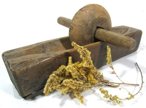 Primitive Country Homes, Primitive Bedroom, Kitchen Objects, Mortar Pestle, Primitive Homes, Primitive Kitchen, Primitive Antiques, Antique Kitchen, Herb Grinder