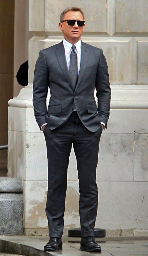 Wearing a charcoal grey suit with a white shirt and a dark grey tie. Finishing the outfit with black derby shoes. Charcoal Suit Wedding, Grey Suit White Shirt, Grey Suit Combinations, Suit For Men Wedding, Grey Suit Men, Charcoal Gray Suit, Dark Gray Suit, Suit Combinations, Suit Man