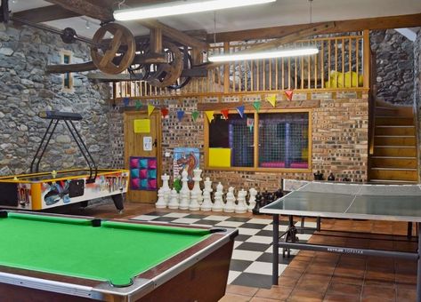 Family Fun Room Ideas, Home Recreation Room, Board Games Room, Family Game Room Ideas, Recreational Room Ideas, Game Room Ideas Family, Masculine House, Games Room Ideas, Private Party Room