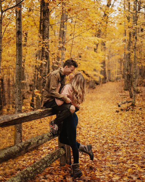 Alex S on Instagram: “Can we just skip winter and have a few months of these colors instead? 💛💛💛💛💛. . . #dametraveler #sheisnotlost #fashion #ootd #TravelAwesome…” Shooting Photo Couple, Fall Couple Pictures, Outdoor Pics, Fall Couple Photos, Fall Photo Shoot Outfits, Fall Engagement Pictures, Couple Engagement Pictures, Wedding Engagement Pictures, Výtvarné Reference