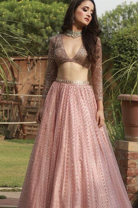 Pink Saree Aesthetic, Modern Lehenga Designs Style, Brides Sister Indian Outfit, Pink Mirror Work Lehenga, Day Wedding Outfit Guest, Simple Lehenga Designs Classy, Aesthetic Lehenga, Light Pink Lehenga, Simple Lehenga Designs