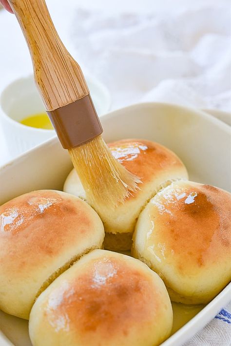 These Small Batch 30 Minute Rolls are quick, easy, delicious and the perfect amount for 2-4 people. Small Batch Of Buns, Quick Yeast Rolls Small Batch, Small Batch Yeast Rolls Recipe, Bun Recipes Homemade Easy, Small Batch Sweet Rolls, 30 Minute Yeast Rolls, Mini Rolls Recipe, Easy Small Loaf Bread Recipes, Dinner Rolls For 2