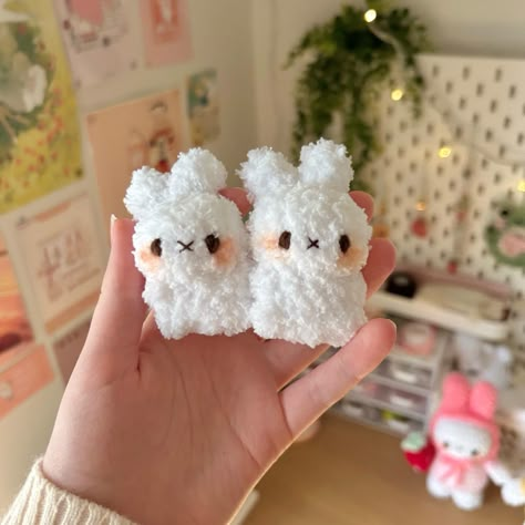 by @minibunnz on instagram, pattern by @knotmichelle on instagram Amigurumi Small Animals, Cute Crochet Ideas Plushie, Cute Mini Crochet Animals, Crochet Fluffy Yarn, Crochet Fluffy, Freebie Stickers, Fluffy Crochet, Crocheted Bunny, Chenille Crafts