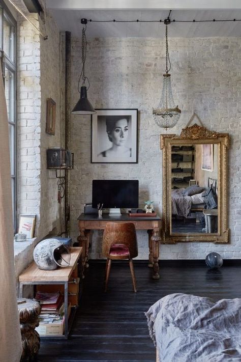 Photographer Room, Meditation Rooms, Vintage Industrial Decor, Industrial Interior Design, Casa Vintage, Exposed Brick Walls, Brick Walls, Style Deco, Eclectic Interior