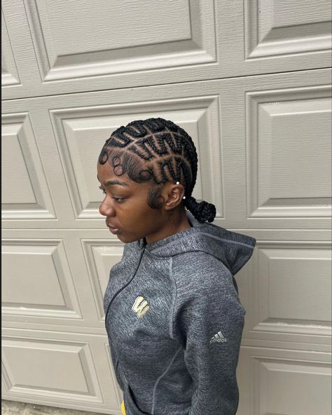 Quick Stitch Braids, Feed In Braids With Buns, Large Straight Back Feed In Braids, Small Straight Backs With Designs, Knotless Ideas, Simple Cornrow Hairstyles, Zig Zag Cornrows Braids, 6 Stitch Braids, Criss Cross Braids