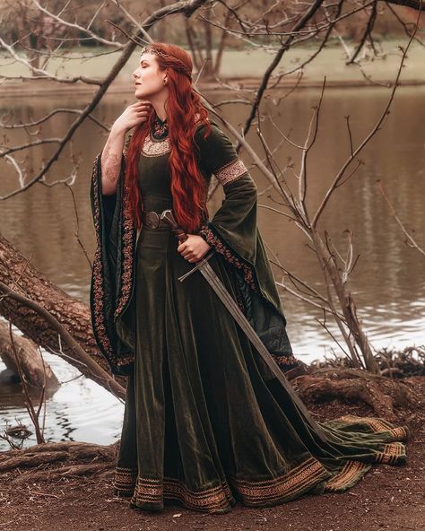 The Witcher Elves, Guinevere Dress, Celtic Dress, Ren Faire Outfits, Celtic Clothing, Elven Dress, Medieval Party, Lady Of The Lake, Viking Dress