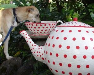 Teatime Craft: Paper Mache Teapot and Teacup Paper Mache Teacup, Paper Mache Teapot, Paper Teapot, Tea Cups Diy, Alice In Wonderland Teapot, Teapot Crafts, Costume Closet, Wonderland Decorations, Diy Photography Props