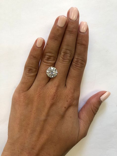 This Is What a Diamond Looks Like at Every Size—from .5 Carats to 10 Diamond Carat Size Chart, Carat Size Guide, 10 Carat Diamond Ring, 3 Carat Engagement Ring, Engagement Rings 4 Carat, 5 Carat Diamond Ring, Engagement Rings On Finger, Solitaire Ring Designs, Carat Sizes