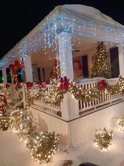 Christmas Dreaming, Christmas Decor Inspiration, Country Christmas Decorations, Christmas Themes Decorations, Christmas Porch Decor, Beautiful Rooms, Christmas Feeling, Outdoor Christmas Lights, Christmas Decorations For The Home