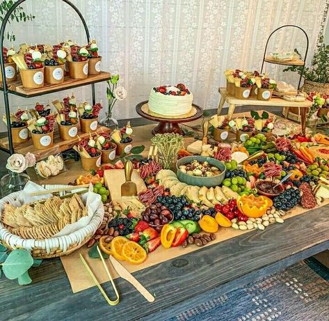 Picnic Food Table Display, Boho Party Food Table, Wedding Food Table Set Up Buffet Ideas, Boho Wedding Food Ideas, Outdoor Food Table Display, Bbq Food Table Display, Wedding Charcuterie Boards, Boho Food Table Decor, Branch Ideas Food