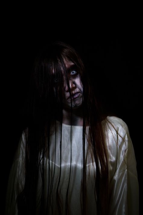 Follow @alycatcos on Instagram to see how to do this look! သရဲ Photo, Samara Morgan Makeup, Bhoot Ghost Wallpaper, Horror Cover Photos, Most Scary Ghost Photos, The Ring Makeup, Grudge Costume, Wallpaper Horor, Horror Thumbnail