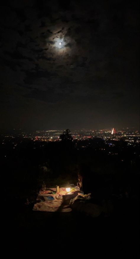 Midnight Picnic Aesthetic, Night Time Picnic Romantic, Cute Late Night Dates, Nighttime Picnic Date, Picnic Under The Stars Aesthetic, Late Night Picnic Aesthetic, Star Gazing Picnic, Picnic At Night Aesthetic, Late Night Picnic Date